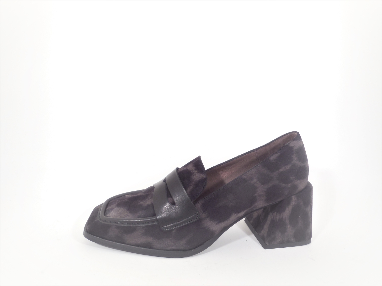 Moccassin print leopard